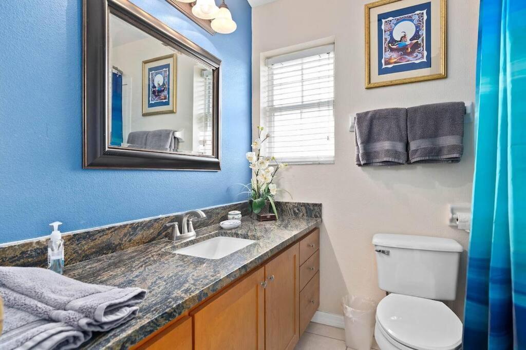 Mickeys Oyster - Luxurious 9br Southeast Facing Pool Hot Tub Cinema Game Rm Bbq 2 Miles To Holiday home Orlando