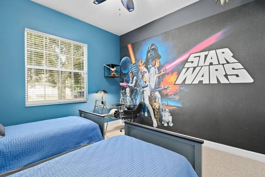 Mickeys Oyster - Luxurious 9br Southeast Facing Pool Hot Tub Cinema Game Rm Bbq 2 Miles To Orlando