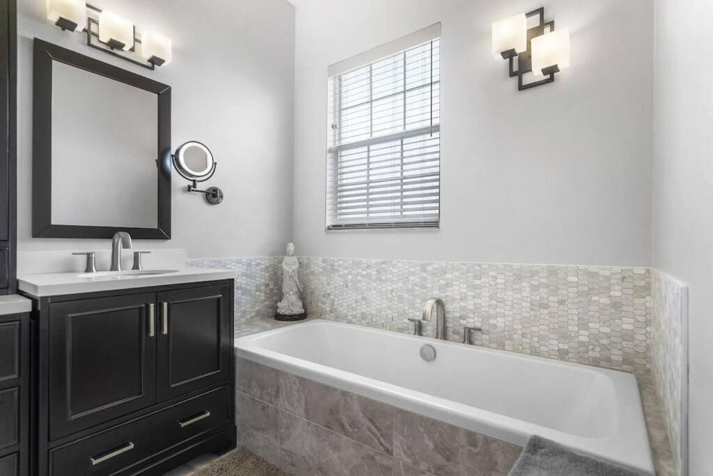 Holiday home Mickeys Oyster - Luxurious 9br Southeast Facing Pool Hot Tub Cinema Game Rm Bbq 2 Miles To Orlando