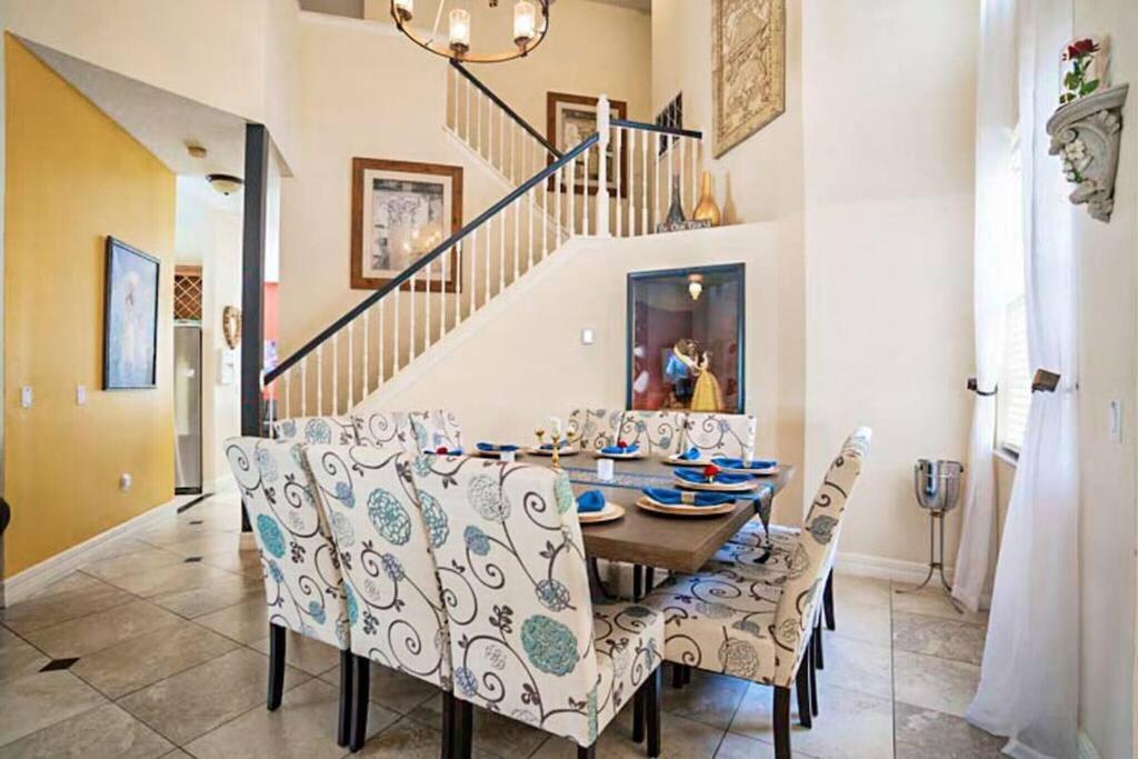 Holiday home Mickeys Oyster - Luxurious 9br Southeast Facing Pool Hot Tub Cinema Game Rm Bbq 2 Miles To Orlando