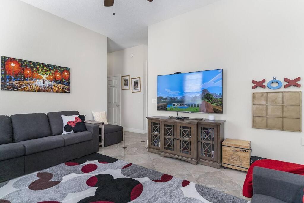 Mickeys Oyster - Luxurious 9br Southeast Facing Pool Hot Tub Cinema Game Rm Bbq 2 Miles To