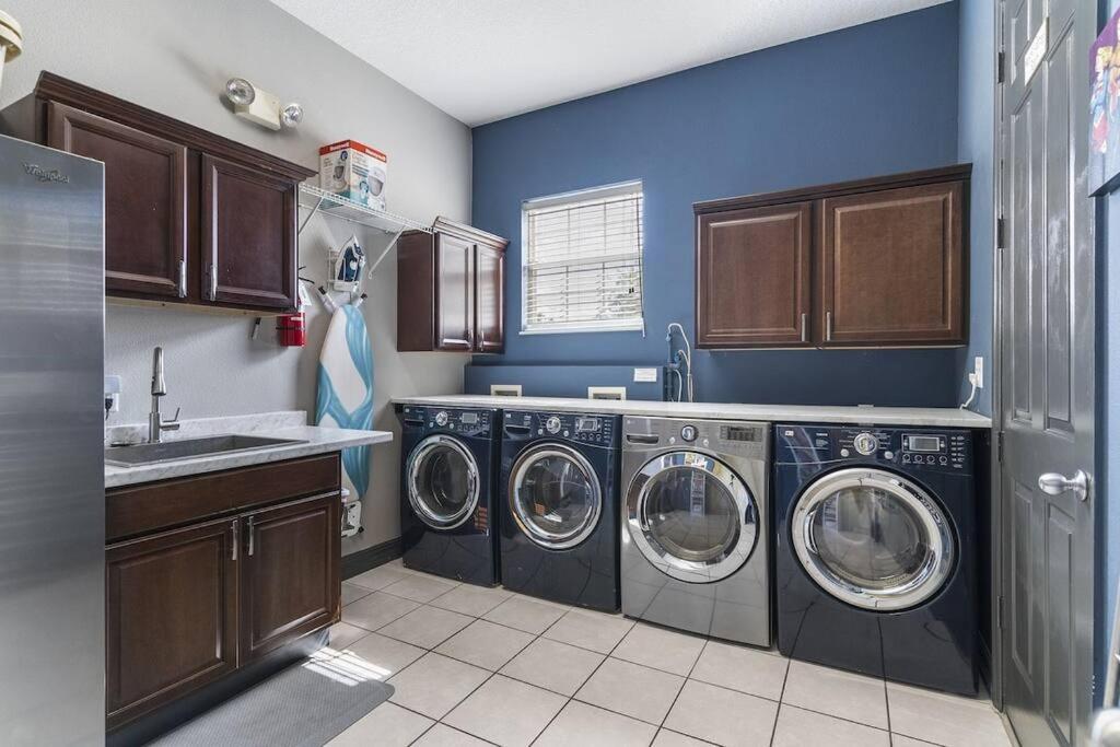 Mickeys Oyster - Luxurious 9br Southeast Facing Pool Hot Tub Cinema Game Rm Bbq 2 Miles To