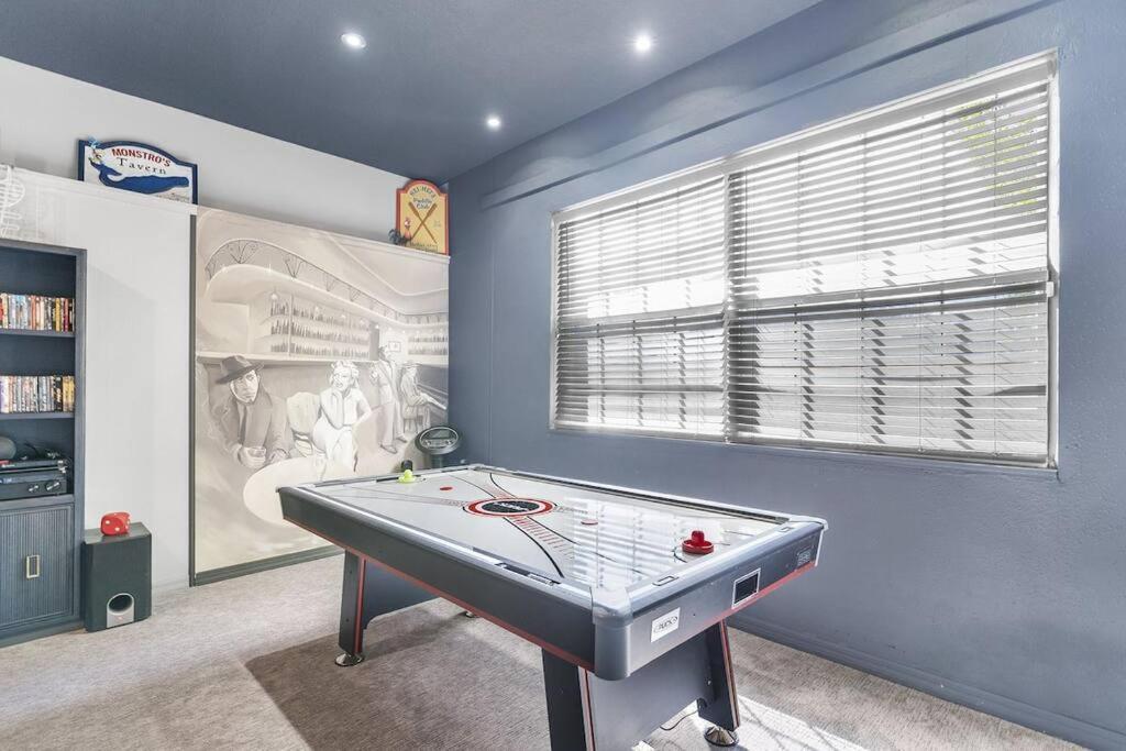 Mickeys Oyster - Luxurious 9br Southeast Facing Pool Hot Tub Cinema Game Rm Bbq 2 Miles To Holiday home Orlando