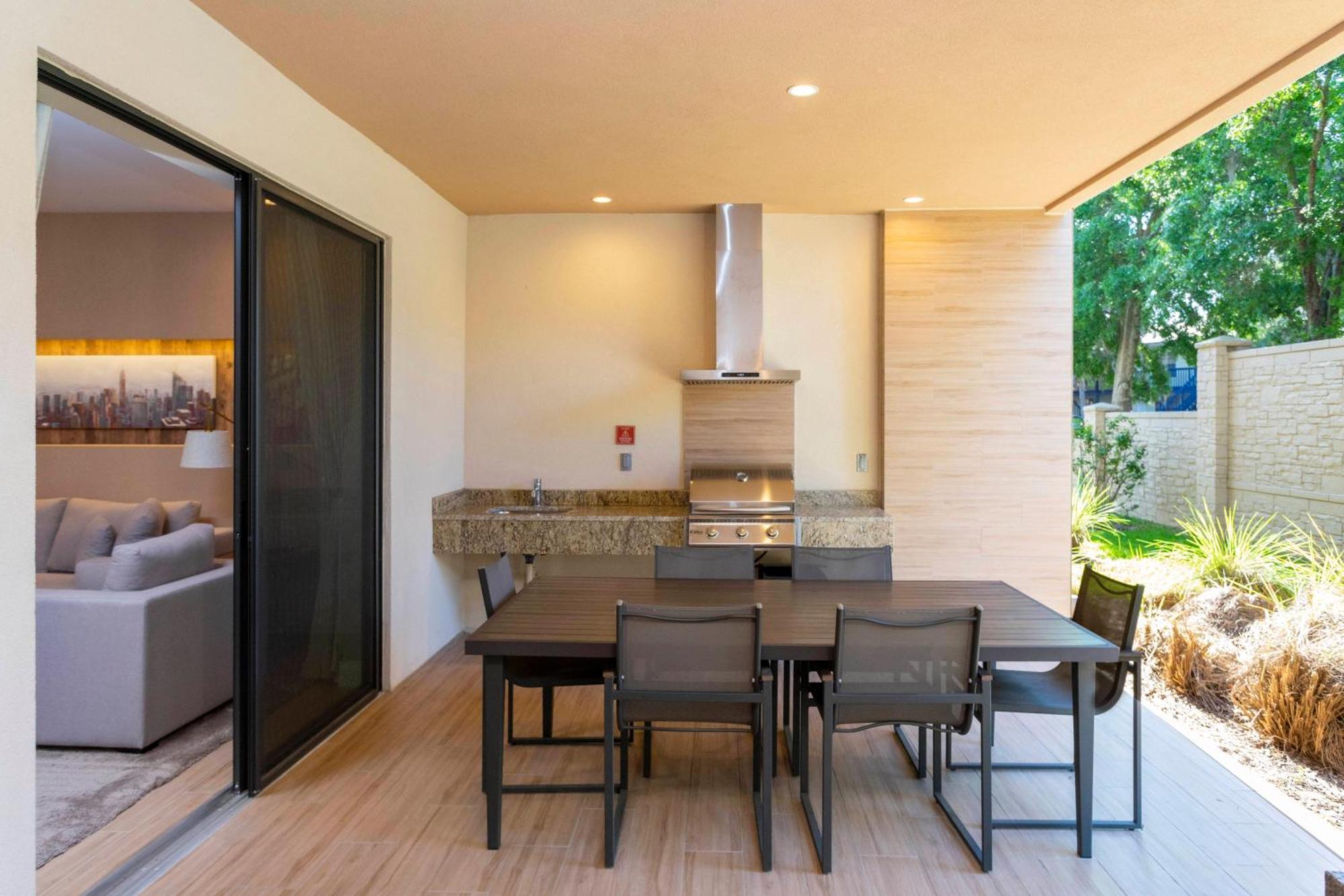 Luxury 3beds And 3ba 2 Miles From