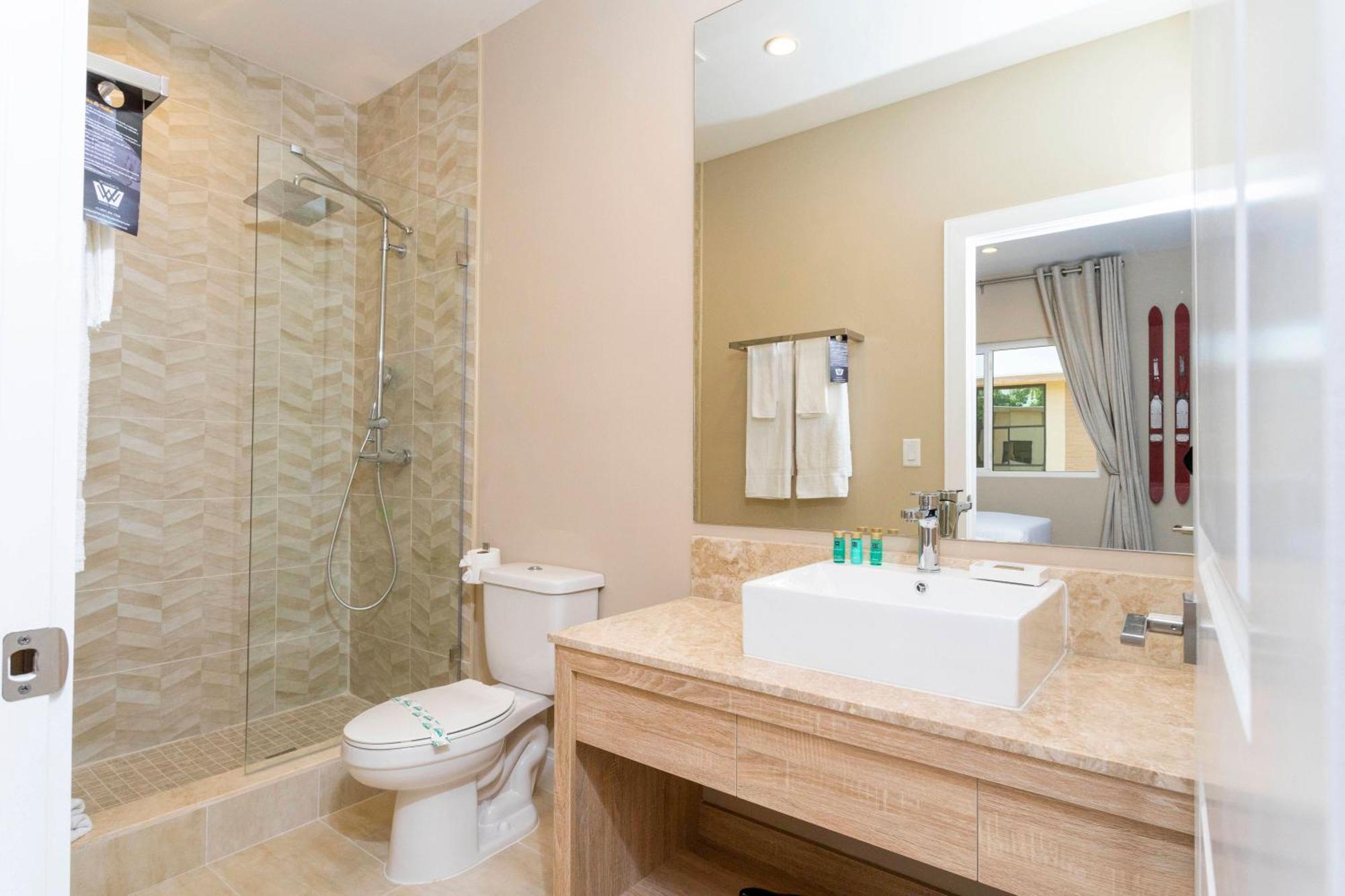 Luxury 3beds And 3ba 2 Miles From