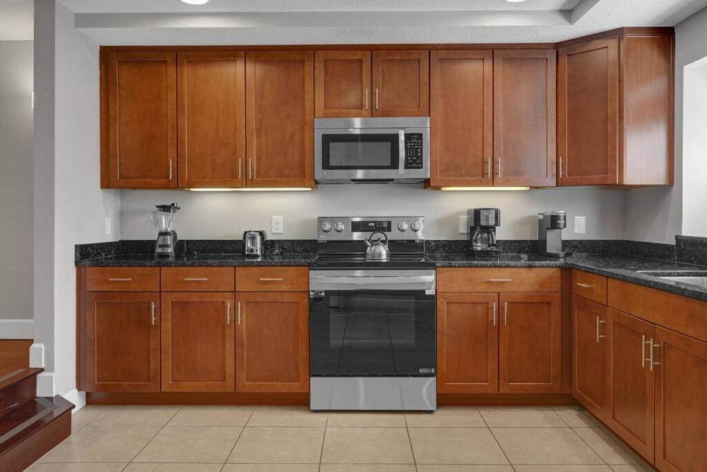 Beautiful 4br Family Townhome At Area *