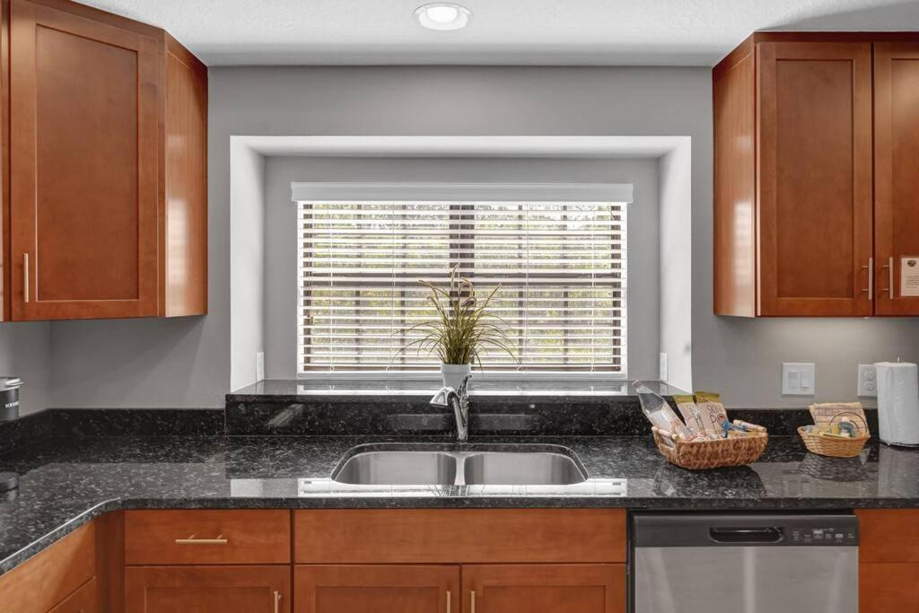 Beautiful 4br Family Townhome At Area *