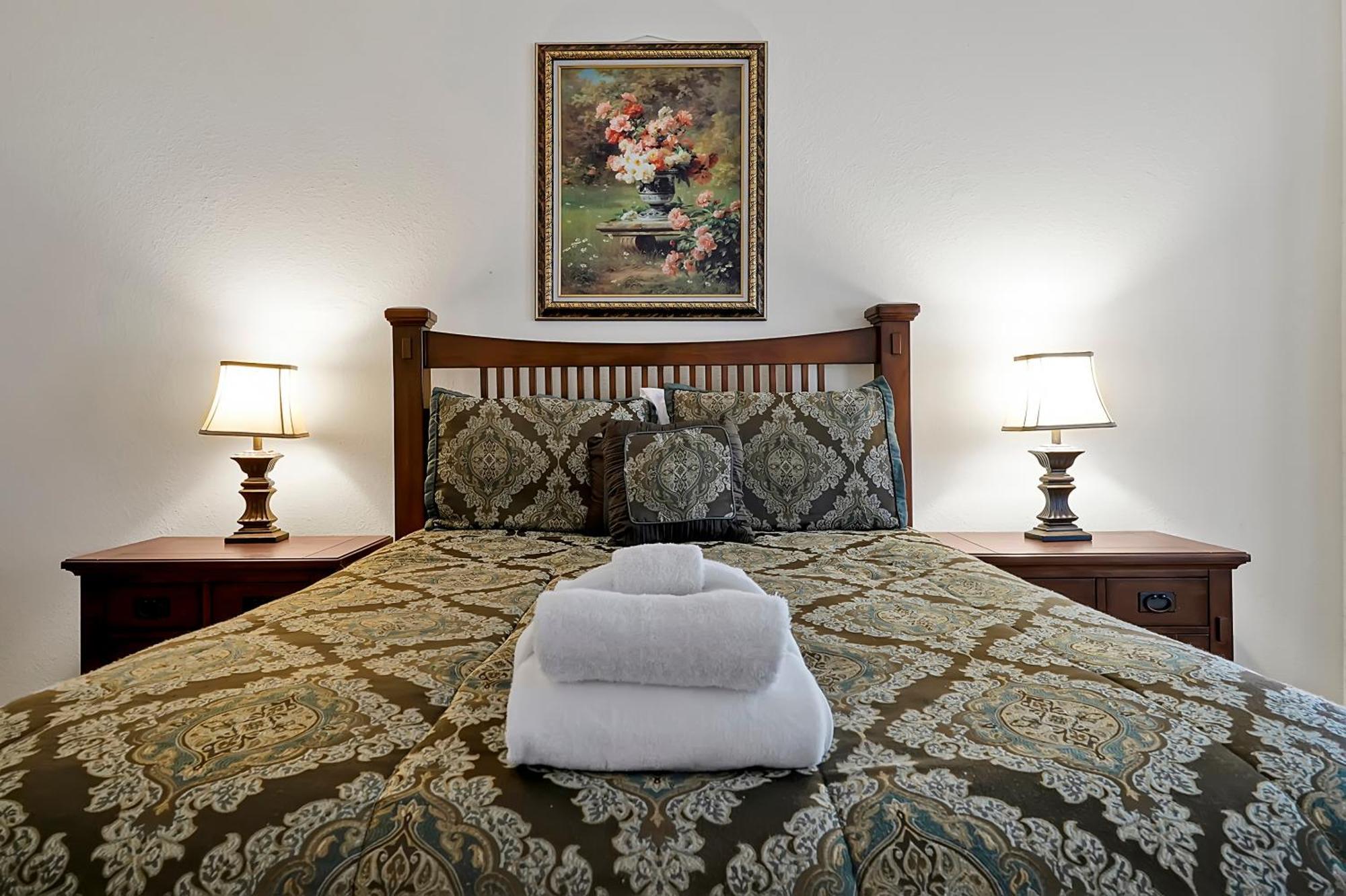 Entire W/ Private Pool,gated Near Holiday home *