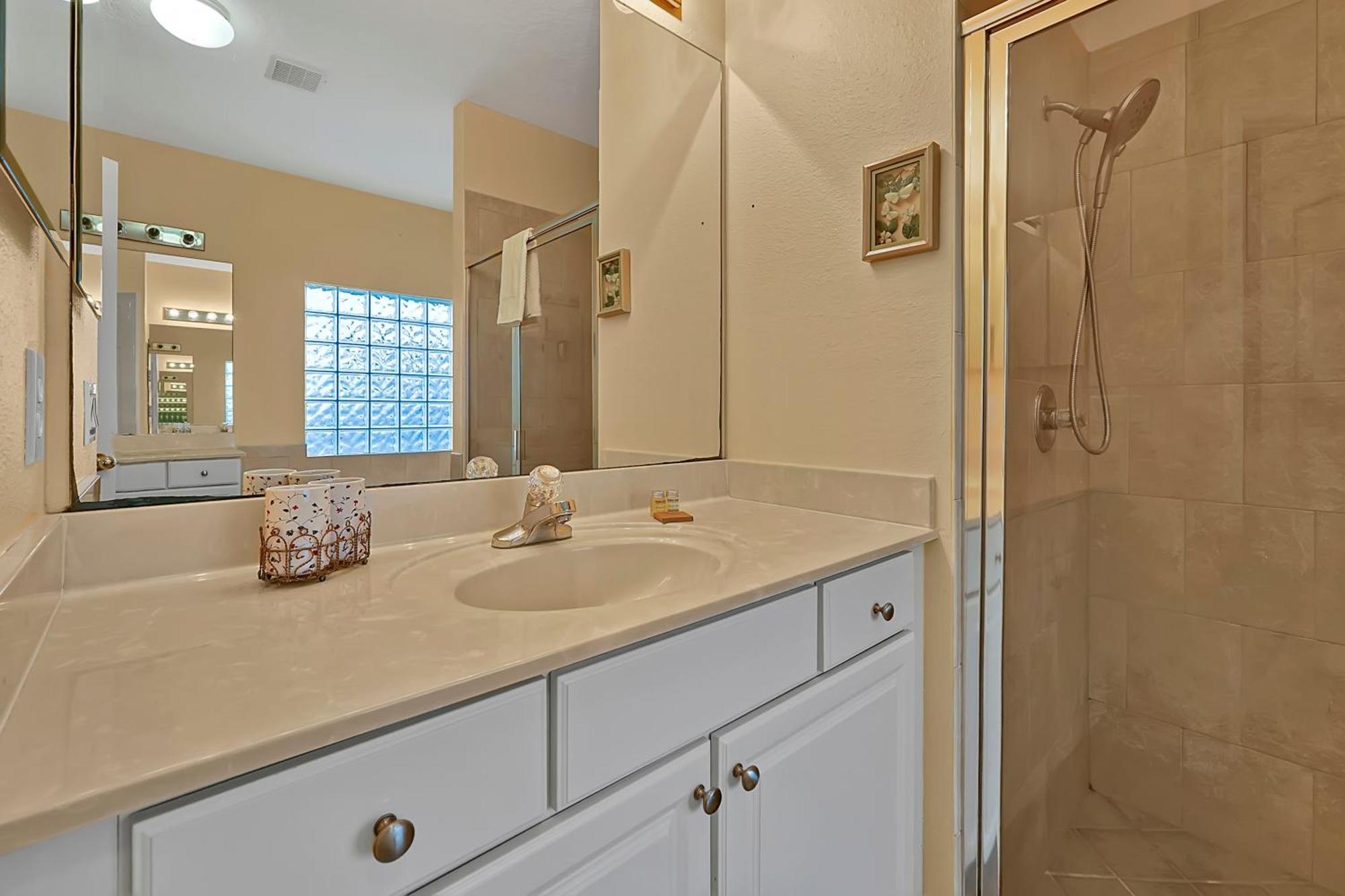 Entire W/ Private Pool,gated Near Holiday home