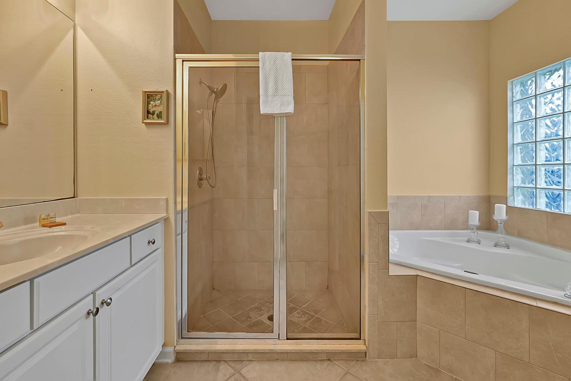 Entire W/ Private Pool,gated Near Holiday home