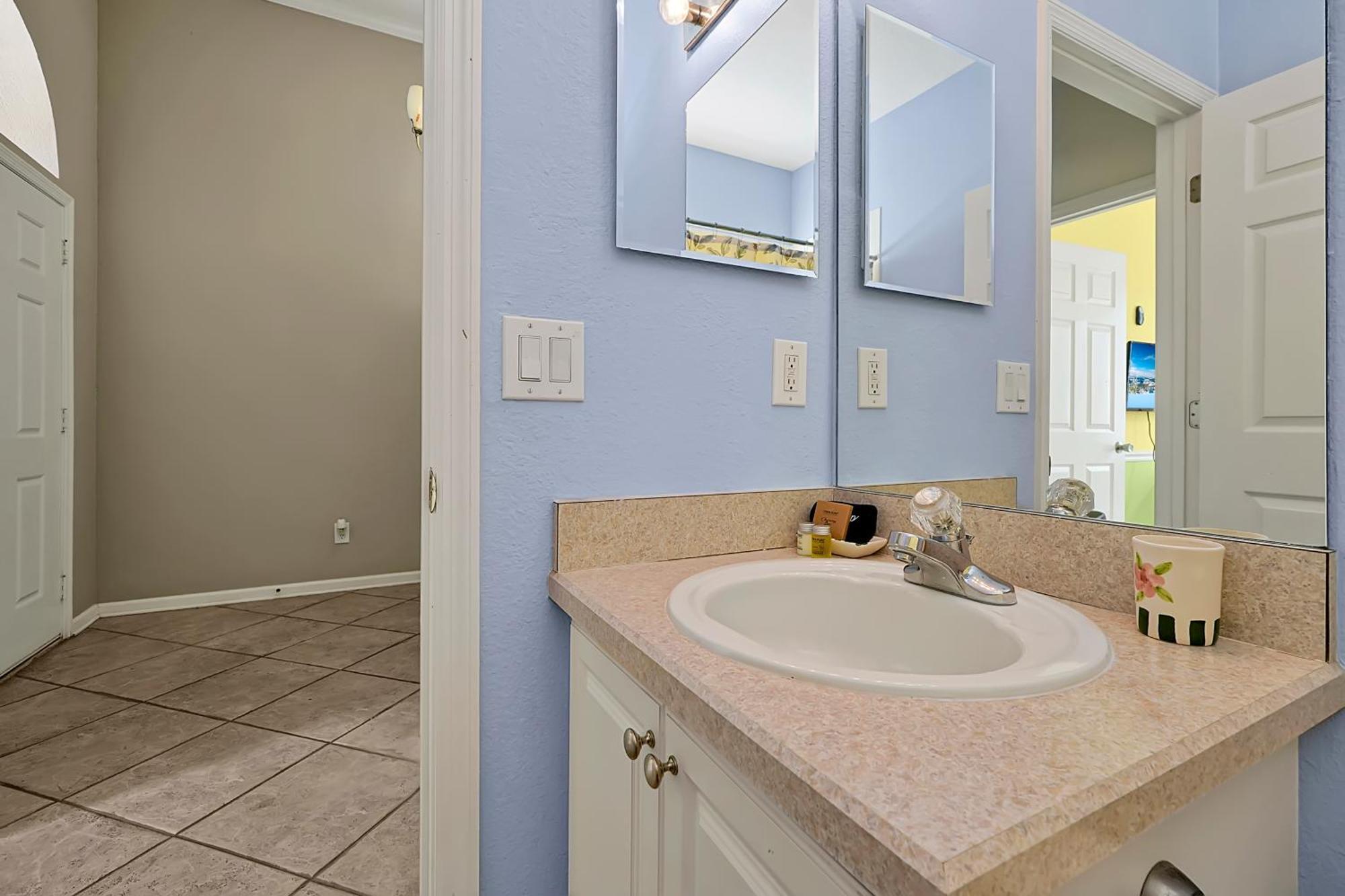 Entire W/ Private Pool,gated Near Holiday home