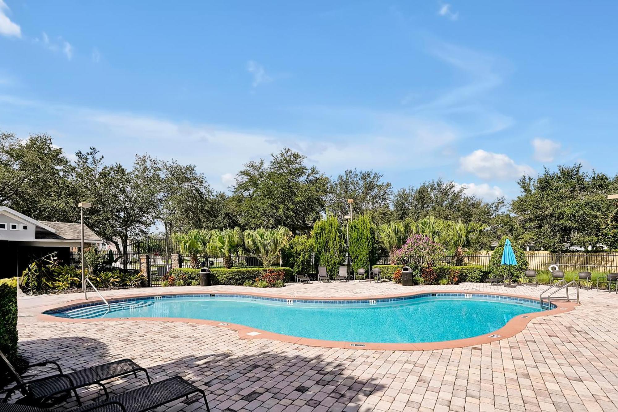 Entire W/ Private Pool,gated Near Holiday home *