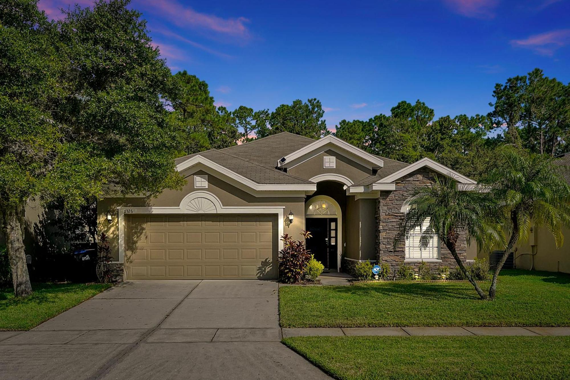 Entire W/ Private Pool,gated Near Holiday home