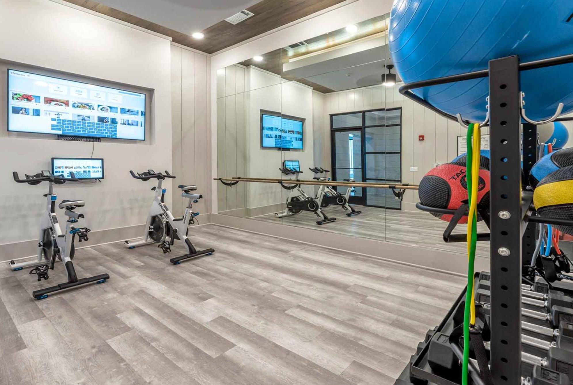 Full Apartment, King Bed, 15 Min To Parks, Pet-friendly, Resort-style Amenities Apartment *