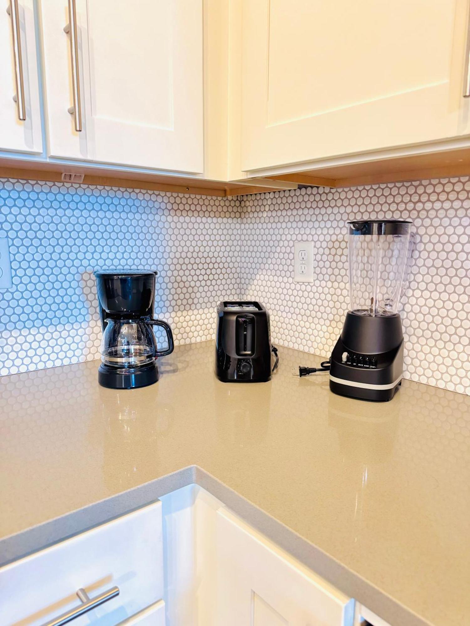 Apartment Full Apartment, King Bed, 15 Min To Parks, Pet-friendly, Resort-style Amenities *