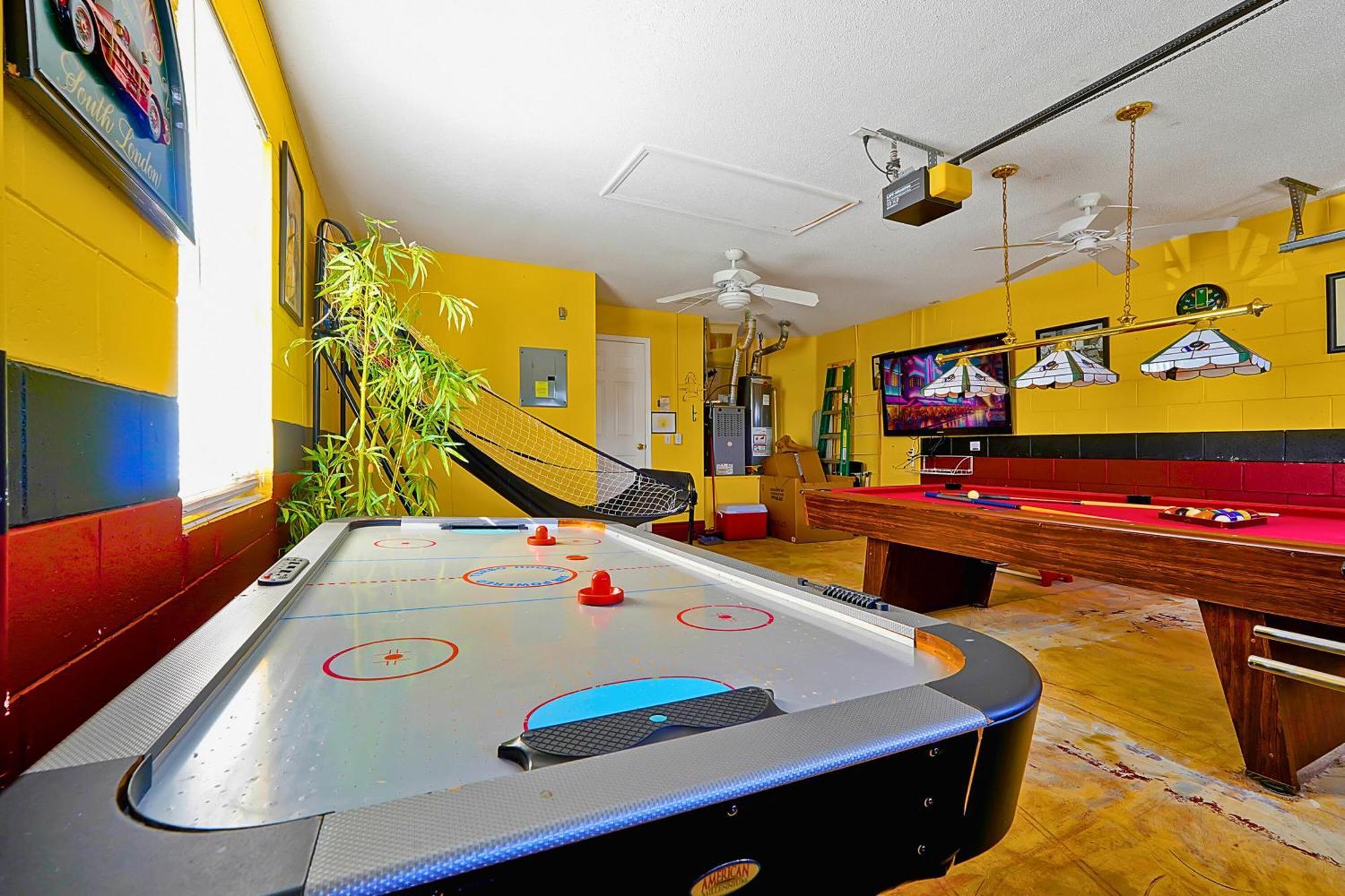 Minutes From - Entertainment Haven With Pool Villa