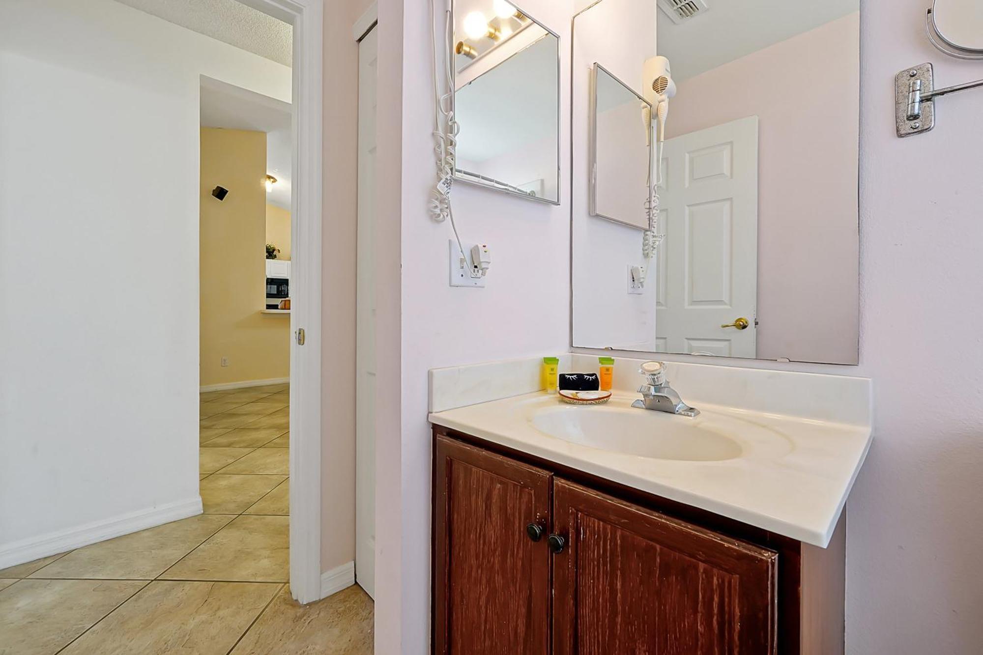 Minutes From - Entertainment Haven With Pool *