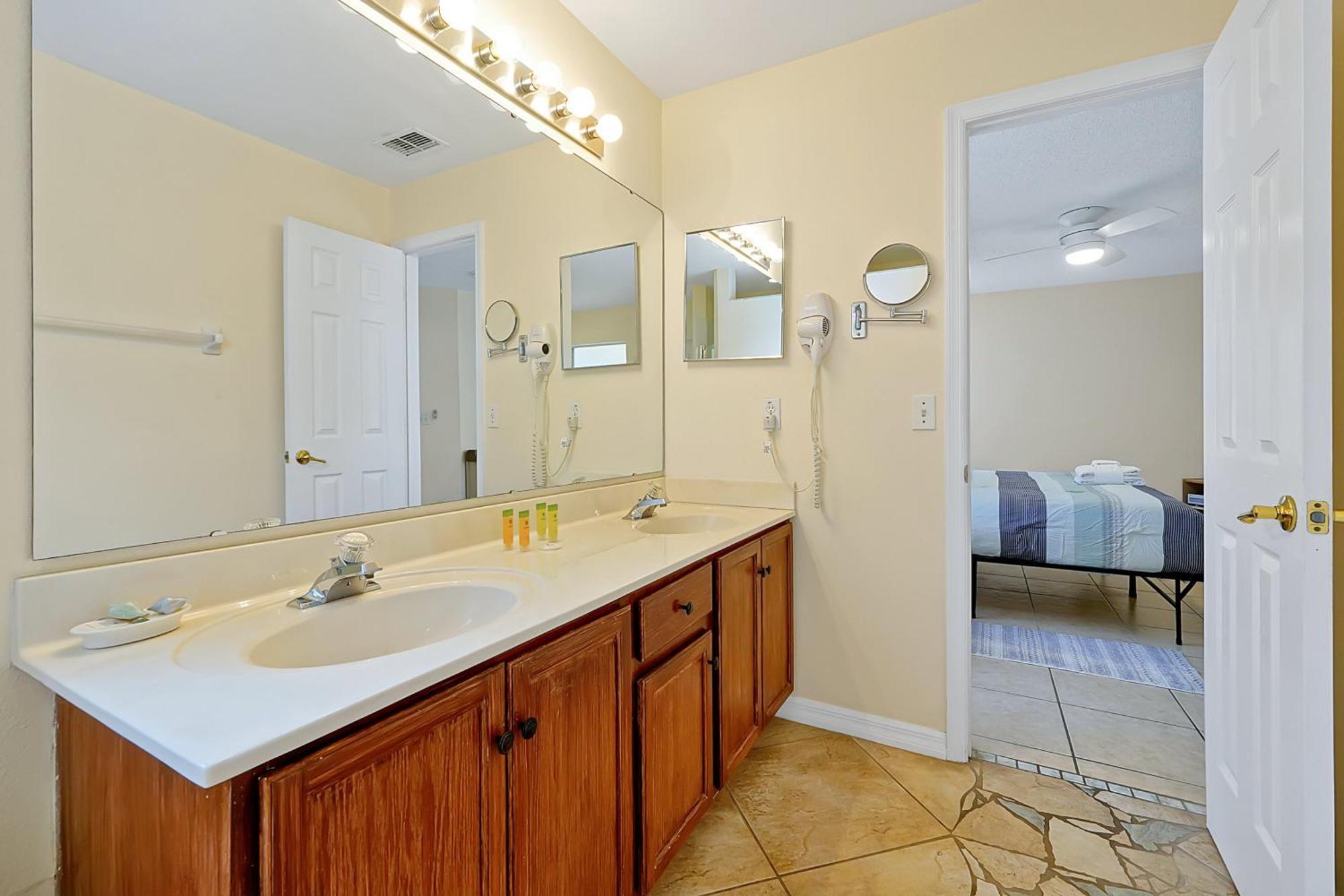 Villa Minutes From - Entertainment Haven With Pool