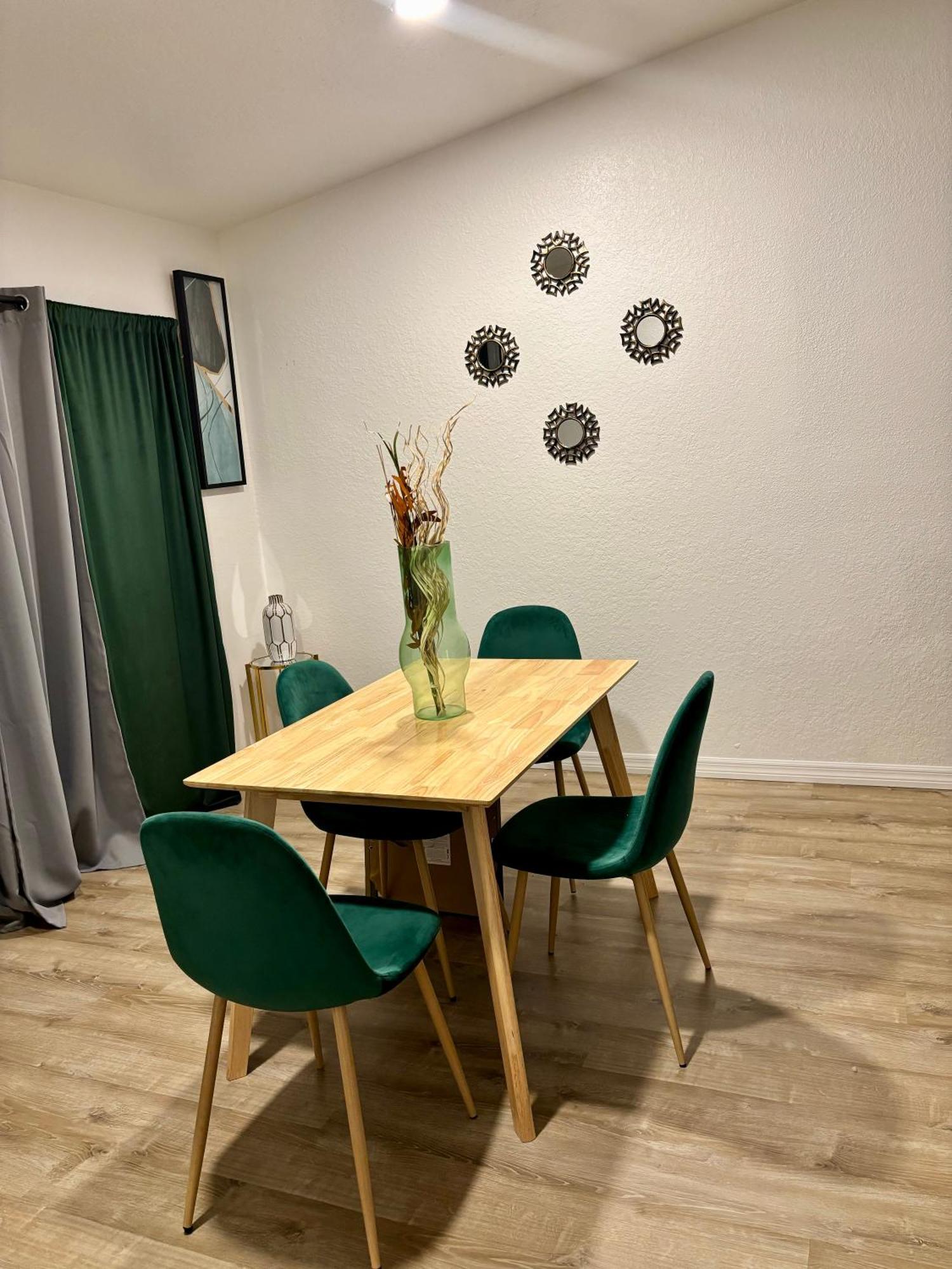Oasis 2br Parks Fast Wi Fi Pool Gym Free Parking Workspace Free Cable Near Universal Apartment