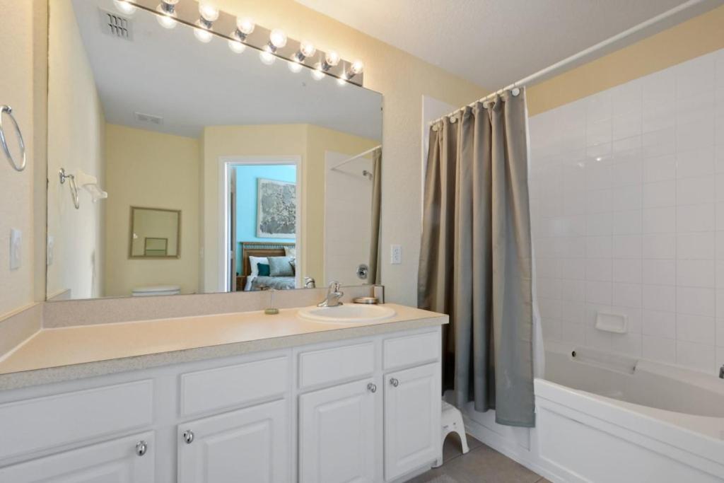 Holiday home 3 Bed 3 Bath W/ Private Pool - Near *