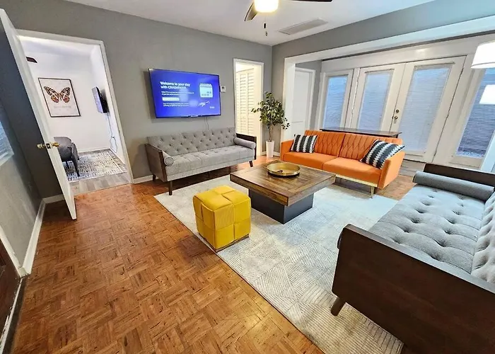 Foodie Lovers Walkable Mills50 - Sleeps 10 - Near Airport