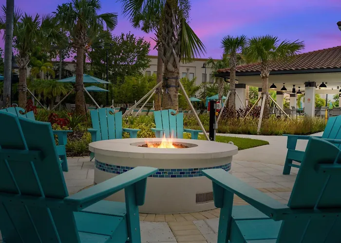 Top Floor Condo With View Of Lake, Pool And Fireworks! Next To Convention Center!