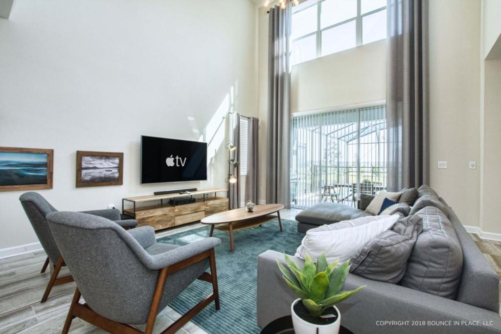 Storey Lake- 5 Bedroom Pool Home- 1666st *