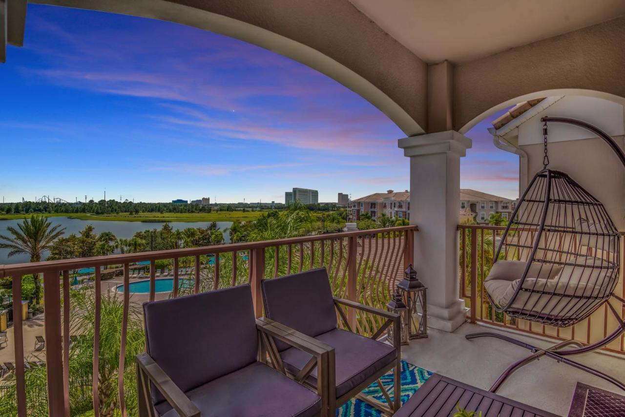 Floor With View Of Lake, Pool And Fireworks! Next To Convention Center! Orlando