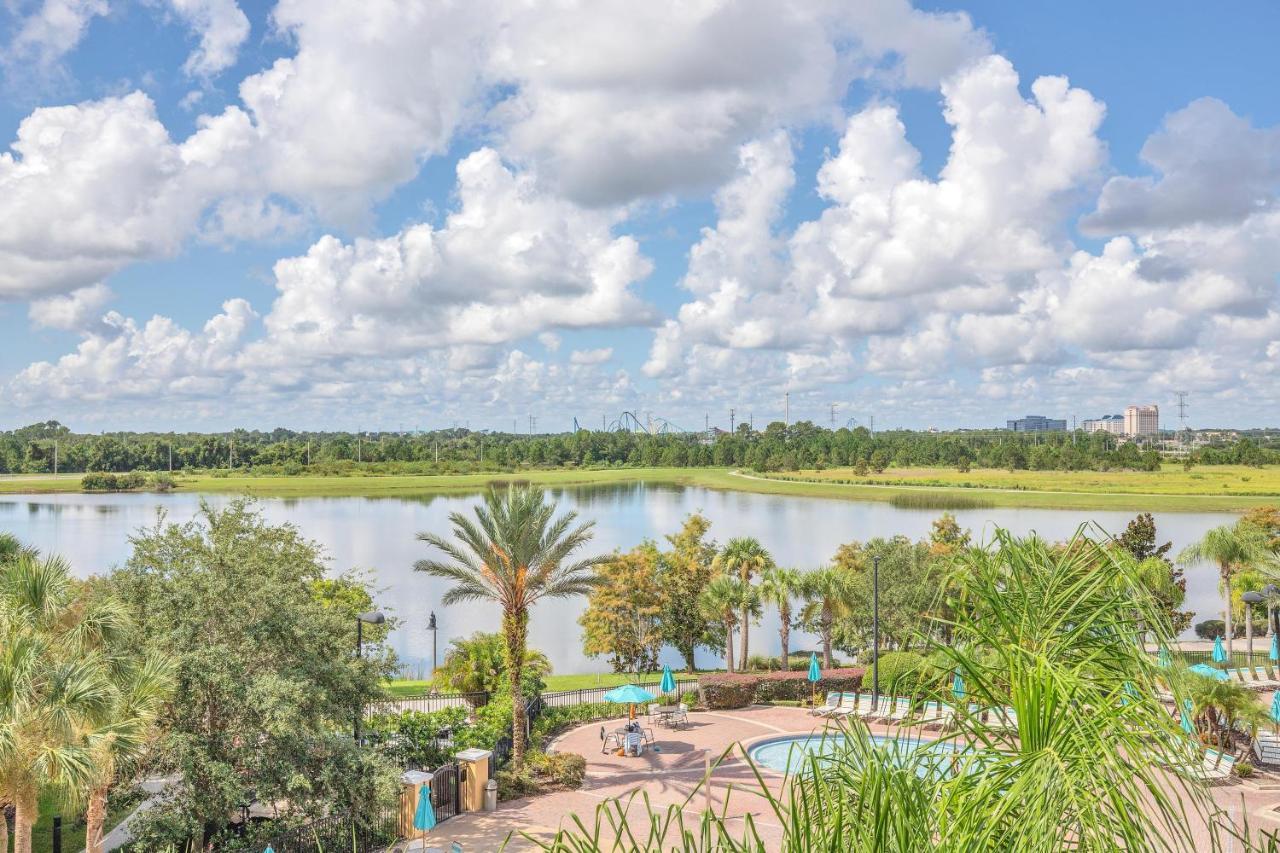 Floor With View Of Lake, Pool And Fireworks! Next To Convention Center! * Orlando