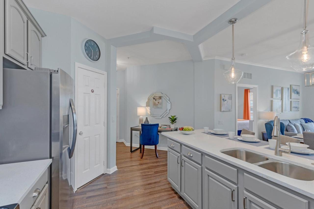 Apartment Floor With View Of Lake, Pool And Fireworks! Next To Convention Center! Orlando