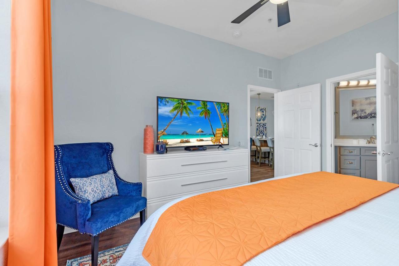 Apartment Floor With View Of Lake, Pool And Fireworks! Next To Convention Center! Orlando