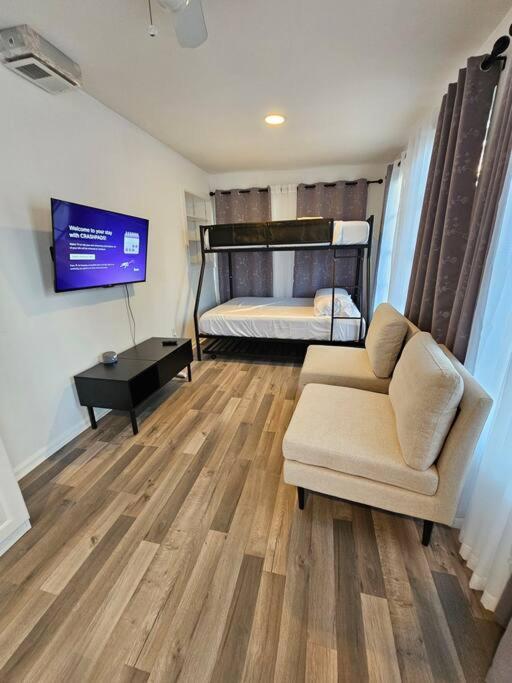 Foodie Lovers Walkable Mills50 - Sleeps 10 - Near Airport * Orlando