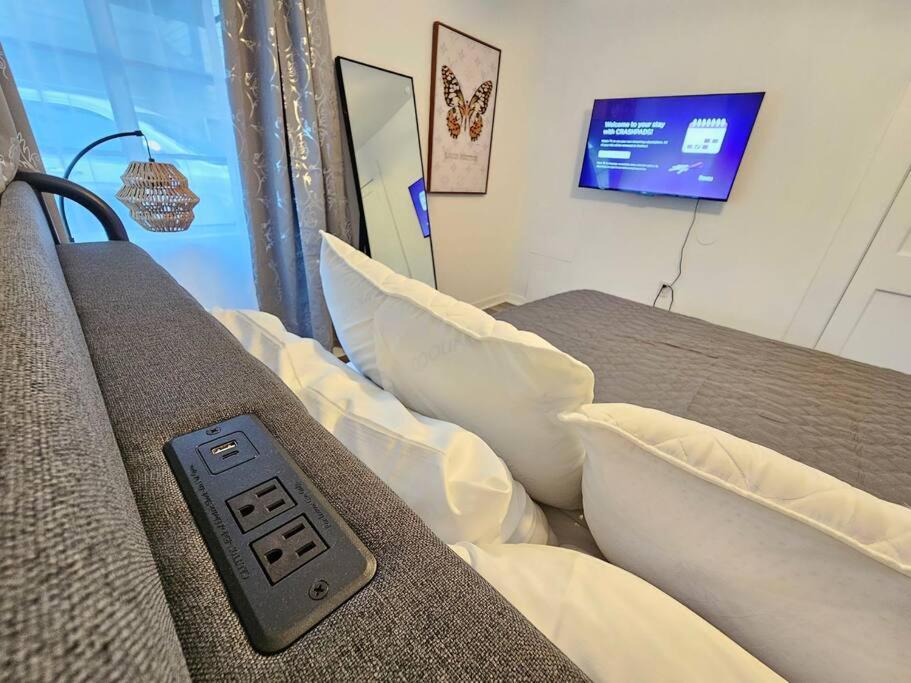 Foodie Lovers Walkable Mills50 - Sleeps 10 - Near Airport *