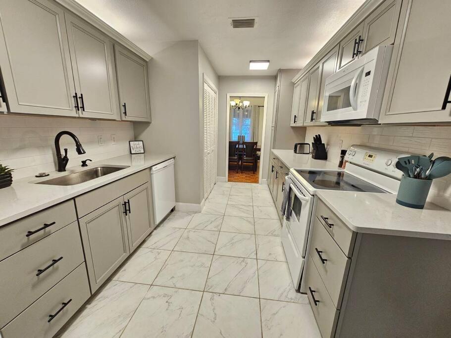 Foodie Lovers Walkable Mills50 - Sleeps 10 - Near Airport * Orlando