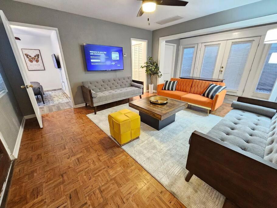 Foodie Lovers Walkable Mills50 - Sleeps 10 - Near Airport *